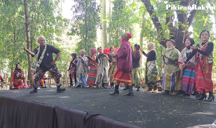 Festival Budaya dengan Kostum Warna-warni dan Irama Musik yang Menghidupkan Tradisi