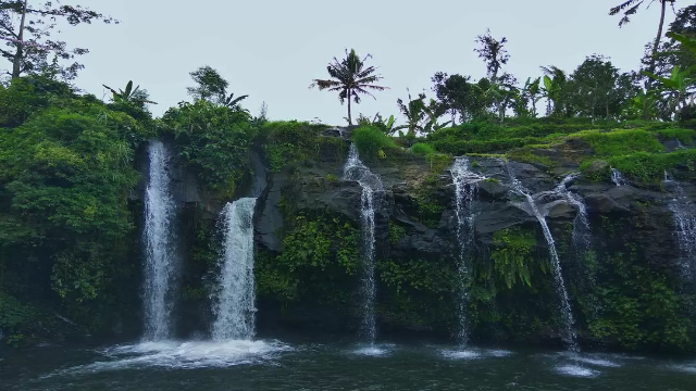 Menyusuri Air Terjun Eksotis dengan Kolam Alami yang Memikat